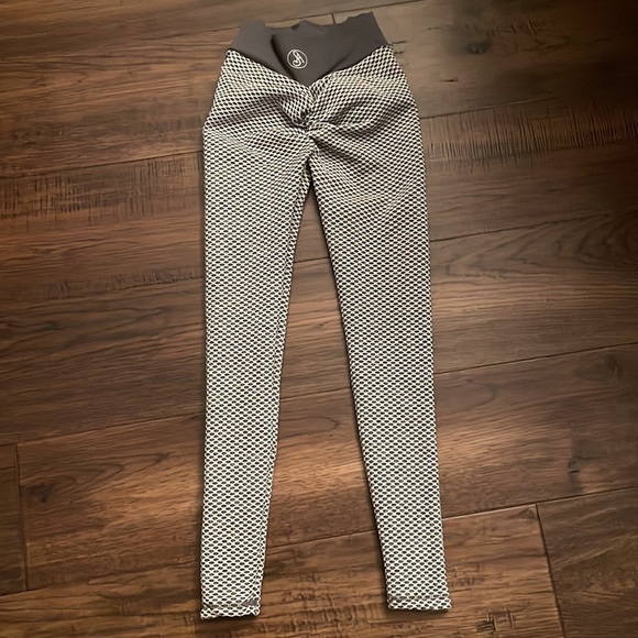 🐺 Fishnet Scrunch Leggings 🐺 - Picture 4 of 5